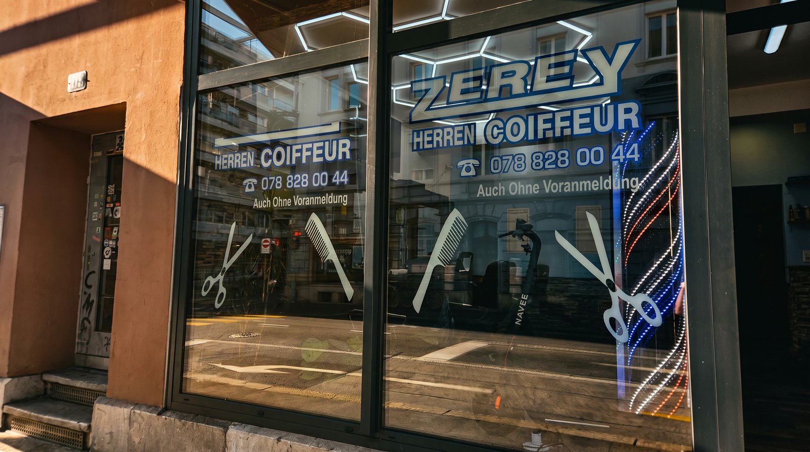 Aussenansicht Zerey Herren Coiffeur mit Leuchtschrift